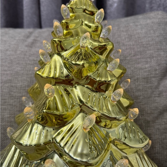 Nostalgic Gold Christmas Tree - Picture 3 of 4